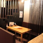 信州炉端酒場万事屋 - 半個室の落ち着いた空間でお過ごしください。