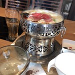 モンゴル薬膳しゃぶしゃぶ小尾羊 - 結構深いお鍋。