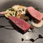 ダ ゴトウ - お肉は鹿の内腿と、豚肉の二種盛。特に鹿の火入れが素晴らしく柔らかいし旨味も凄くて思わず赤ワインを頼んでしまいました