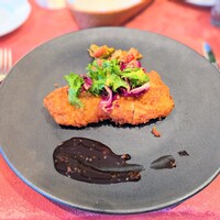 キノシタ - 友人が食べたメイン「豚ロース　パルメザン風味カツレツ」