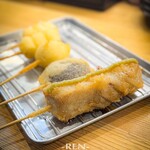 二度と来るよ - 右から マグロ串  椎茸  ニンニク  長葱