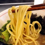 SHOWTIME Ramen - 【限定】牡蠣豚骨ラーメン、麺リフトアップ