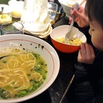 SHOWTIME Ramen - 塩豚骨Ramenをガツガツ食べる我が子