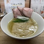 中華そば 紆折 - 鶏しおラーメンのスープが輝いてます！