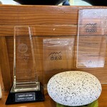 自然派ラーメン 神楽 - 数々のトロフィー。