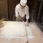 九つ井 - 店内で、蕎麦もうどんも手打ちです。