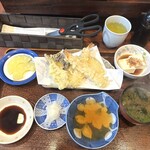 寿し保 - 寿し定食のフルーツ・天ぷら・小鉢・みそ汁