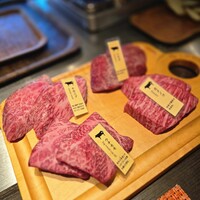 銀座のステーキ 銀座本店 - これから焼かれる私たちのお肉 私の知る肉の部位の見た目とは違い赤身にもかなり多目で荒いなサシが入る。中堅コースでしたが、上位コースでないとこの位の肉質か。たまたまこの日がこうだったか、、、(?_?)