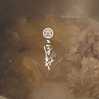 十種の具材を長時間煮込んだ｢豚骨出汁｣