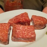 炭火焼肉ホルモン まるは - ★★角切り和牛