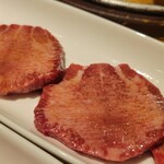 炭火焼肉ホルモン まるは - ★★★黒牛タンUP