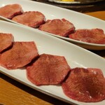 炭火焼肉ホルモン まるは - 黒牛タン(上)と上塩タン