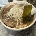 らーめん丸富 - 醤油らーめん＋チャーシュー・ネギトッピング