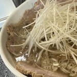 らーめん丸富 - 醤油らーめん＋チャーシュー・ネギトッピング（UP）