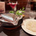 グリルキャピタル東洋亭 ポルタ店 - アルミホイルの中に熱々のハンバーグ