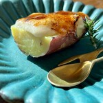 カフェモン - 表面がパリッと固まったブリュレ、中にはタイ料理屋さんらしいココナッツ香るクリーム♪
      さつまいもは多分紅はるか、しっかり熟成されて甘いです。うう〜ん幸せ〜(*´ч`*)♥