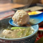 カフェモン - 北タイ風の豚バラなんこつから取ったスープに、小松菜と菜花の葉がたっぷり！そして鶏団子はぎゅっと詰まった弾力のあるタイプ♪