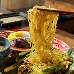 カフェモン - 味の決め手はタイ北部の煮込みカレー『ゲェーン・ハンレー』に使用するハンレー粉。
      コブミカンの葉やガランガル、レモングラスにコリアンダーといったタイ料理に欠かせないハーブやスパイスが使われているみたい♪