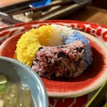 カフェモン - タイの餅米『カオニャオ』、もはやcafe Hmong名物と言ってよいこのカオニャオは、ご覧のとおりカラフルな4色のドーナッツ型でとってもお洒落〜♡(≧∀≦)