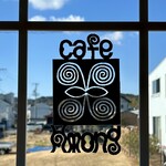 カフェモン - 窓に貼られたシンボリックなロゴ♪