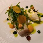 280317048 - ⑥寒鰆コンフィの人参&オゼイユ載せ、檸檬クリーム、スパイス野菜ソース&オゼイユソース&蜜柑ソース添え
                    ミキュイをもう少し火入した食味、脂の旨みを野菜と共に楽しむ、伝統派ですが軽やかな味わい