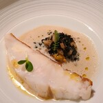 280317073 - ⑨スジアラのロティ、刻みトランペット茸&刻みムール貝&エポートル(古代小麦)、トランペット茸のソース添え
                    沖縄最上高級魚、魚の手当ても良く、絶妙な火入で上品な脂の旨みが引き出されています