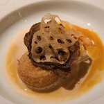 280317058 - ⑦揚げ蓮根ニョッキ&茹でオマール海老、薄切り黒トリュフ&揚げ蓮根チチップス載せ、鬼海老のアメリケーヌソース&オマール海老のアメリケーヌソース添え
                    2種の海老のソースが味わいが異なり秀逸です