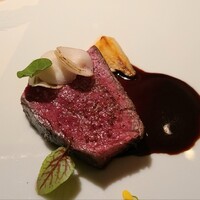 EPURE - ⑩榊山牛イチボ、榊山牛の筋を使ったジュのソース、ポワロー葱&セルフィーユの根、レッドソレル
                    月齢32ヶ月の生態熟成された榊山牛は不和脂肪酸の脂で口溶けが滑らか、脂も軽いがスパイスが強くて私には辛かった