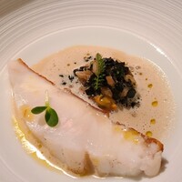 EPURE - ⑨スジアラのロティ、刻みトランペット茸&刻みムール貝&エポートル(古代小麦)、トランペット茸のソース添え
                    沖縄最上高級魚、魚の手当ても良く、絶妙な火入で上品な脂の旨みが引き出されています