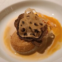 EPURE - ⑦揚げ蓮根ニョッキ&茹でオマール海老、薄切り黒トリュフ&揚げ蓮根チチップス載せ、鬼海老のアメリケーヌソース&オマール海老のアメリケーヌソース添え
                      2種の海老のソースが味わいが異なり秀逸です