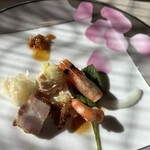 ル・シノワ 花栞 - ◉ 前菜盛り合わせ
      　鶏のネギソース、特製焼豚、海老、
      　白海老の唐揚げ
      　☘️ XO醬を好みで付けながら食べれました！
      　　丁寧な仕上がりに感激‼️