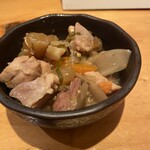 居酒屋でいりぐち - お通しのあったかい煮込みがバリ旨。レベルの高さがわかる。