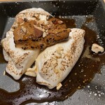 居酒屋でいりぐち - 焼ジーマーミー豆富！この上のソースと下の醤油ベースのソースがすごい！酒飲みにはたまらん