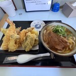 ななしのうどん 小郡店 - 温うどん中麺（500円）トッピング豚軟骨ソーキ（350円）天ぷら盛合せ（700円）