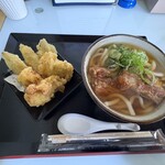 ななしのうどん 小郡店 - 温うどん中麺（500円）トッピング豚軟骨ソーキ（350円）、ごぼう天&とり天（400円）