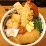 麺匠 釜善 - (温)今日のうどんプラス（年明けうどん + とり天）（特盛） + きつね揚げ + ちくわ天 + 丸天（薩摩揚げ） + おろし生姜