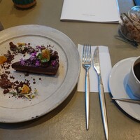 近江牛もりしま 寛閑観ここ滋賀店 - 近江茶チョコレートタルト（ほうじ茶）1,200円 琵琶湖ブレンドコーヒー550円