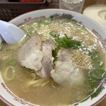 江ちゃんラーメン - チャーシューはこの下にもあるよ