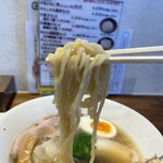 らーめん まるかん - 麺リフト