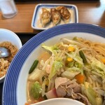リンガーハット - 料理写真:長崎ちゃんぽん 半チャーハン ぎょうざ