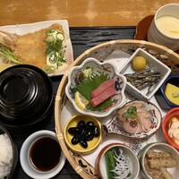 焼肉・しゃぶしゃぶ たちばな ヒルトンプラザイースト店 - 彩り御前1800円　わらび餅付きです