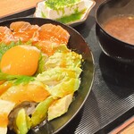 味道楽 - 赤だし小鉢付き。