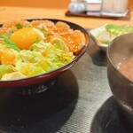 味道楽 - 湯気立つ赤だしもお気に入り。