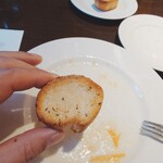 ビストロカタオカ - お通しのガーリックバケット