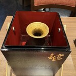 炭火手焼き鰻 堀忠 - わぁっ！始めー！漆器の中に！