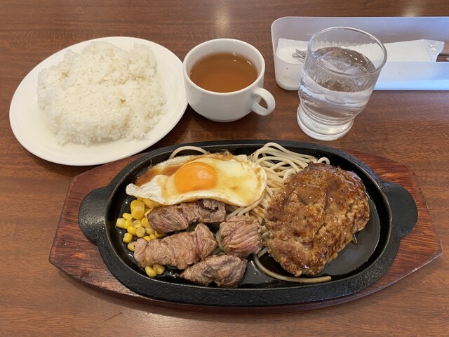 『Bランチ カットステーキ＆ハンバーグ』by bubu-chacha : くいしんぼ 飯田橋店 - 飯田橋/ステーキ [食べログ]