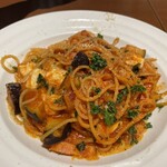 トラットリア イル レガーロ - 燻製ベーコンとナストマトのパスタ