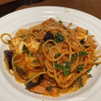 トラットリア イル レガーロ - 燻製ベーコンとナストマトのパスタ