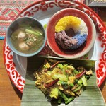 カフェモン - おしゃれで賑やかなプレート！
      カラフルなカオニャオ、彩りのいいゲェーン・ホッ、それから野菜たっぷりの鶏団子スープ♪