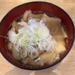 音鶏家 高円寺店 - お通しの煮込み。鶏スープで油揚げとこんにゃく、大根を煮込んだもの。肉は無しだが、濃いめのコンソメ的な洋風っぽいスープが酒に合う合う！クタクタに煮込まれるた大根が美味い！